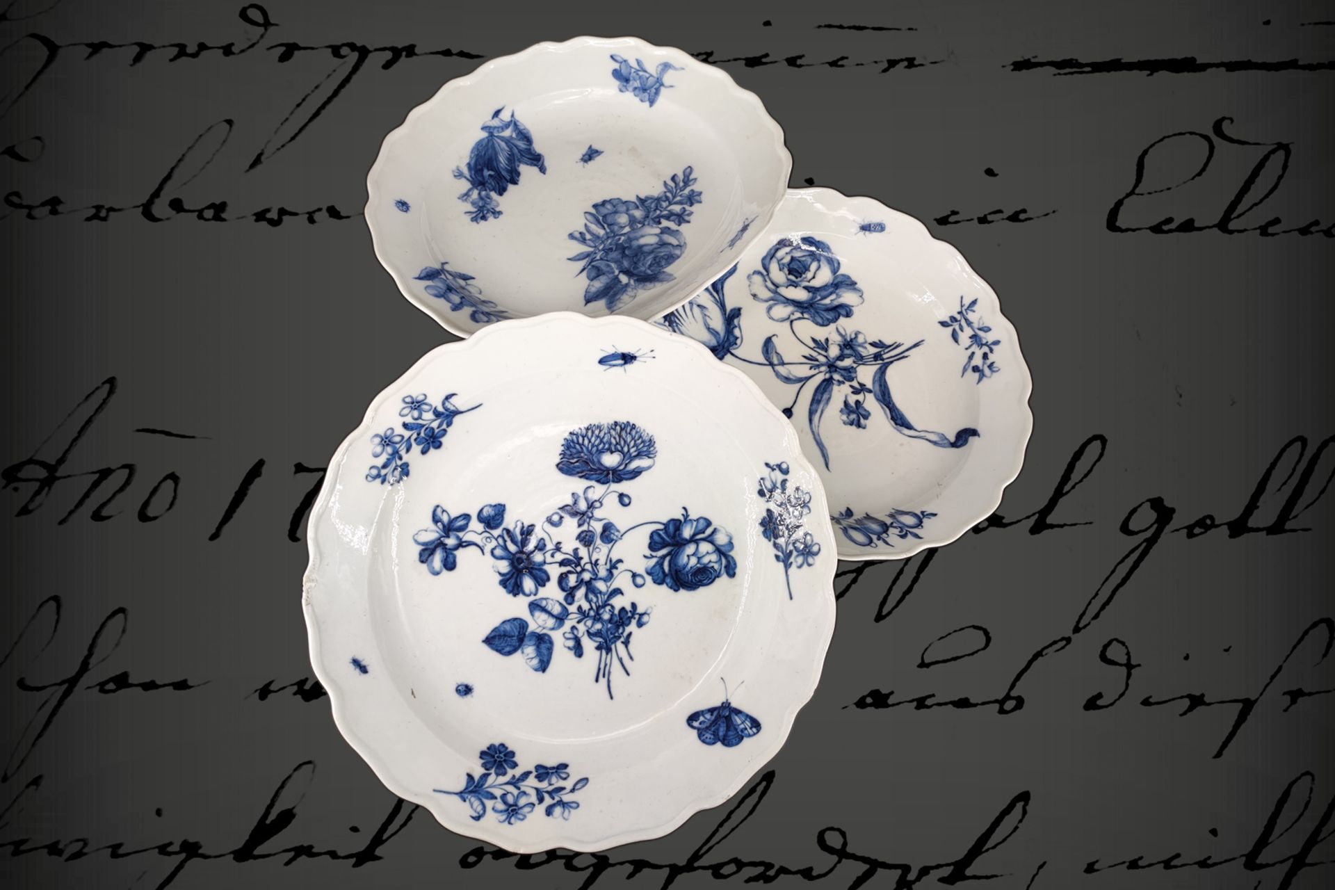 3 barocke Meissen Platten, Schwertermarke ab 1723, Unterglasur blau, mit Blumen und Insekten, Ränder