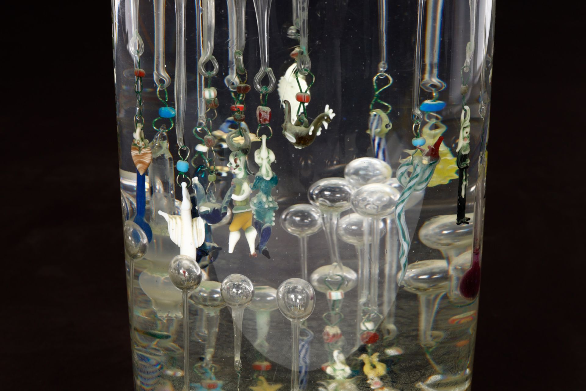 Thermoskop, Glasflasche mit Figuren aus Glas, um 1840, vakuumverschlossen, H 25,5 cm. Kuriosität! - Image 2 of 2