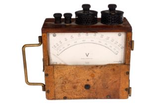 Voltmeter, in Holzkasten, VEP 18, Torino, L 15 cm.