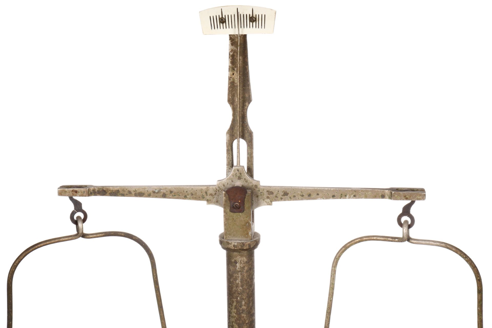 Balkenwaage, auf Marmosockel, mit verchromten Schalen und Gewichten, im verglasten Holzkasten, 19. - Image 3 of 4