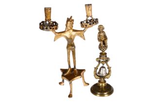 2 Uralt-Zierteile, Tischglocke, Bronze, H 21 cm, und Figurenleuchter, wohl Zinn, vergoldet, tw