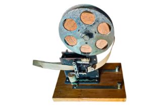Kleiner Carette Telegraph, mit Papierrolle, Uhrwerk intakt, auf Holzsockel, L 14 cm,