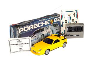 SCHUCO Porsche 928, mit Fernbedienung, Batteriefachabdeckungen fehlen, Alterungs- und