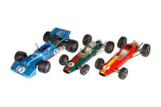 3 SCHUCO Rennwagen, Lotus Nr. 1079, Lotus Nr. 1071 und Tyrrell-Ford Nr. 356 176, 1 Uhrwerk intakt,