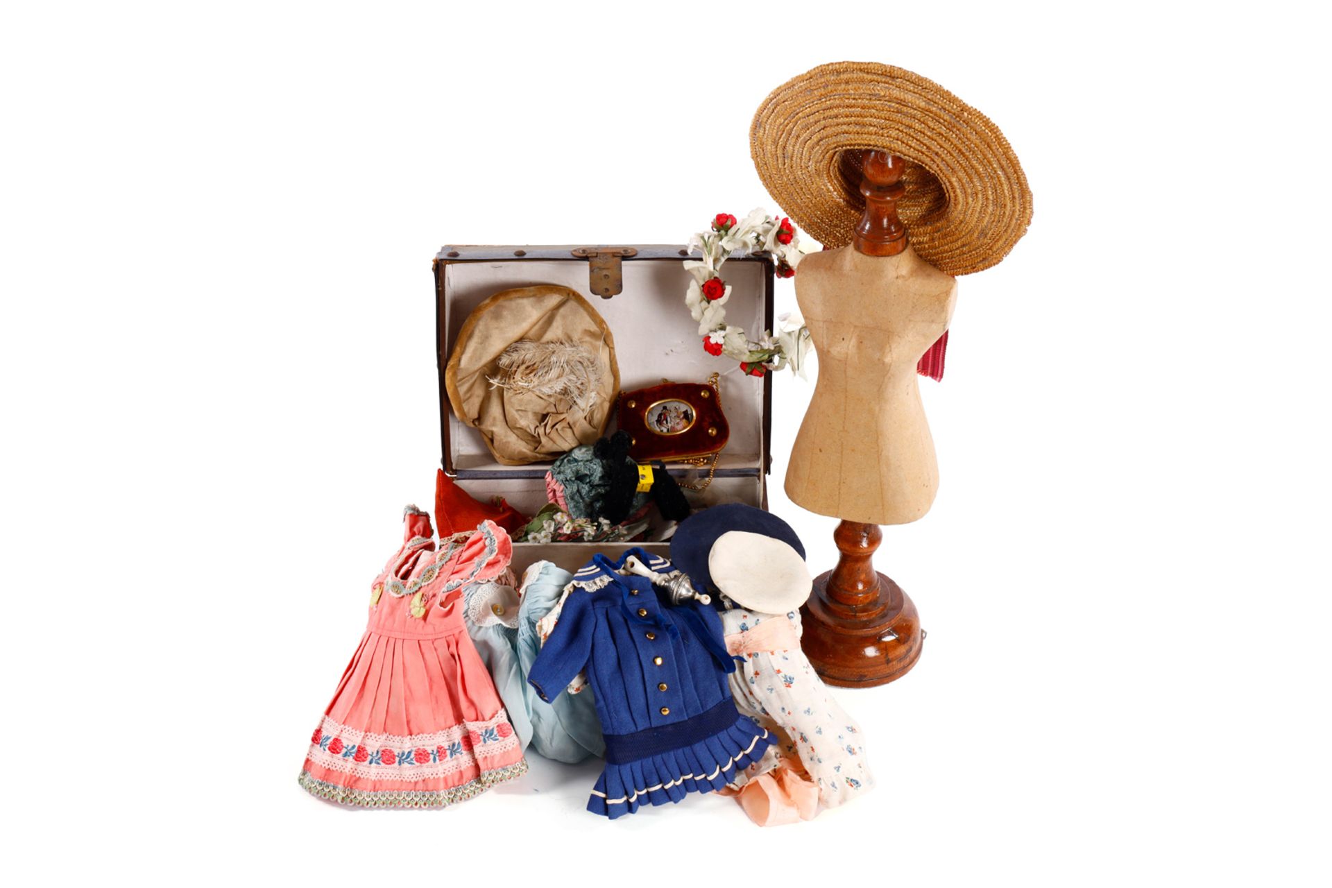 Puppen-Trousseau-Koffer, mit sehr schönen kleinen Kleidern und Accessoires, meist um 1900, Länge der