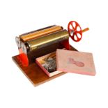 Rotations-Druckpresse ”Blitz”, mit Handkurbel, auf Holzsockel, dazu versch. Gummi-Lettern, L 22, Z
