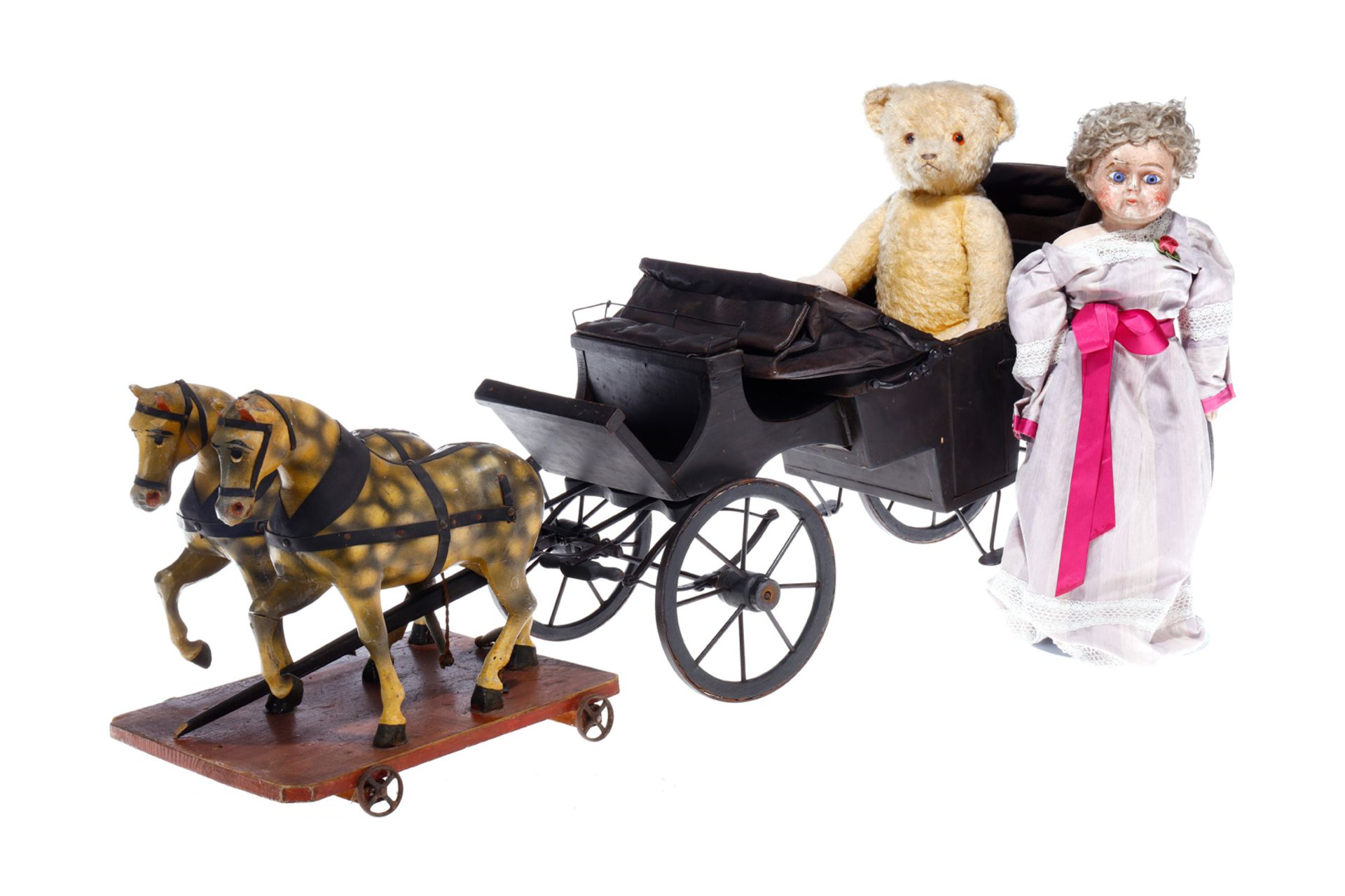 Holzkutsche, um 1900, mit Verdeck, dazu frühe Papiermaché-Puppe (restauriert und bespielt), Teddy-