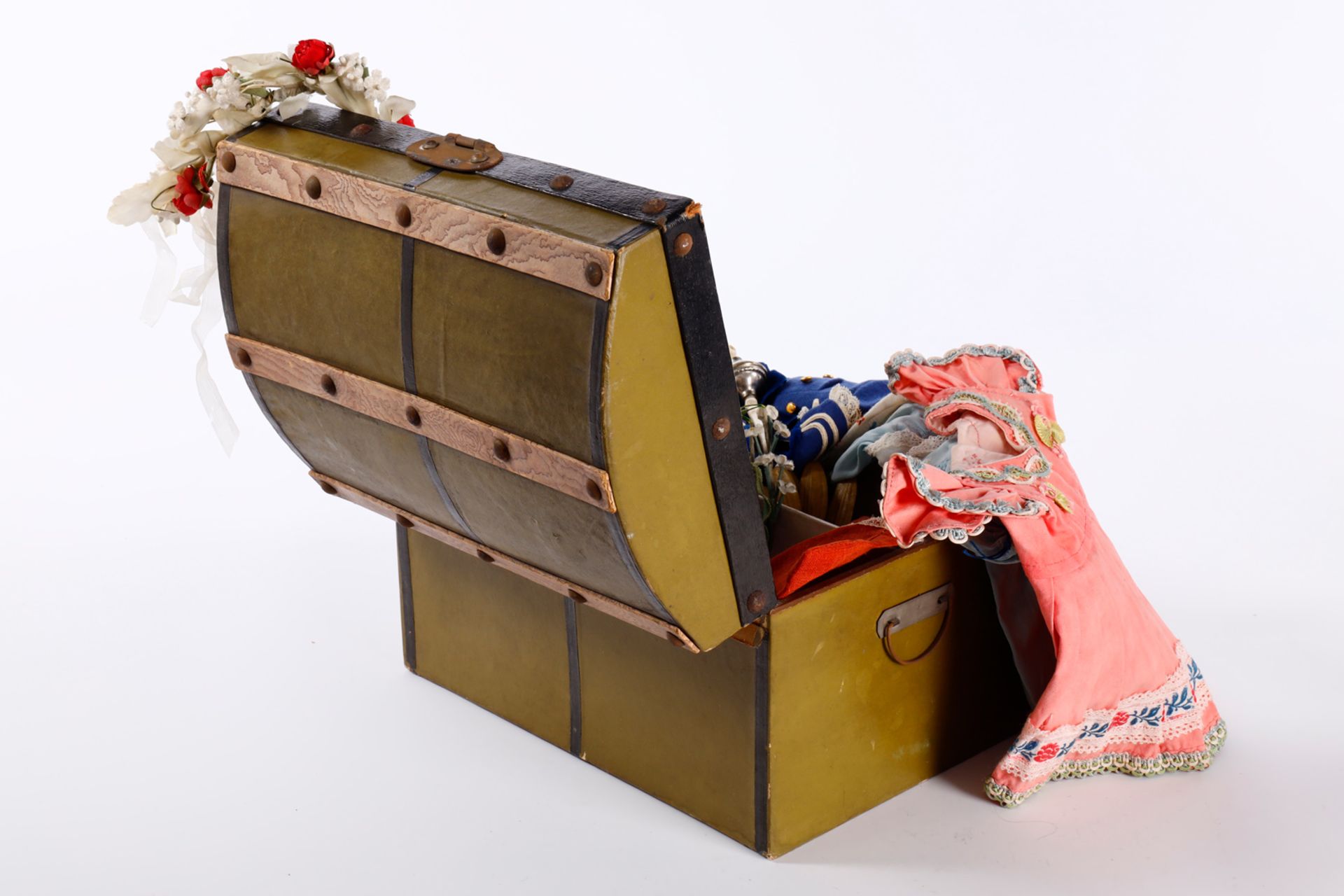 Puppen-Trousseau-Koffer, mit sehr schönen kleinen Kleidern und Accessoires, meist um 1900, Länge der - Image 4 of 4