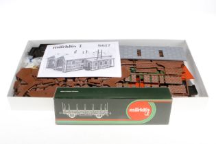 Märklin Bausatz Lokschuppen 5617, Spur 1, wohl komplett, dazu Rungenwagen 5853, def.,