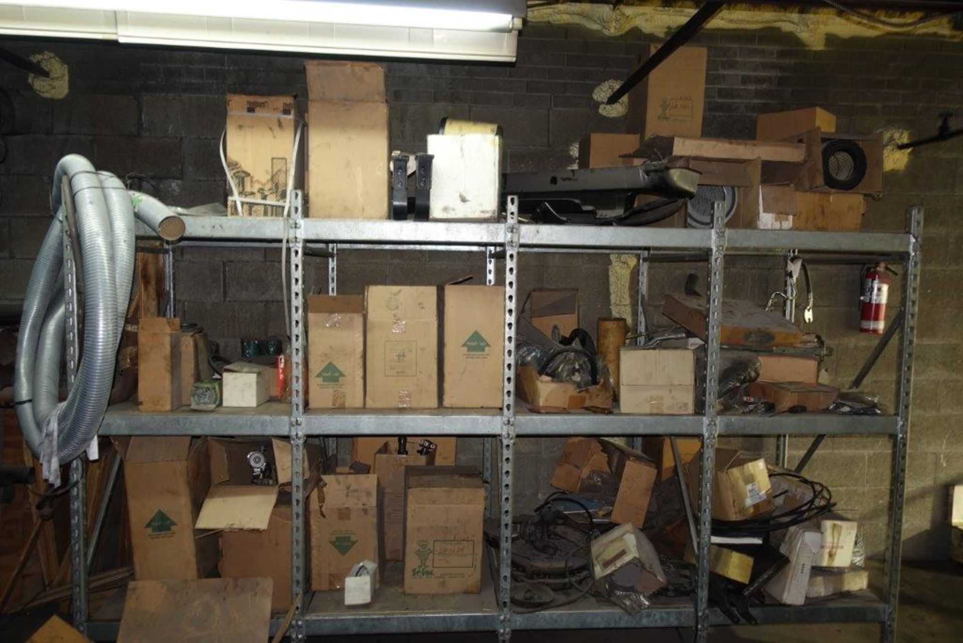 2 ieme étage - LOT d'étagères en métal et pièces assorties usagées - Image 20 of 21