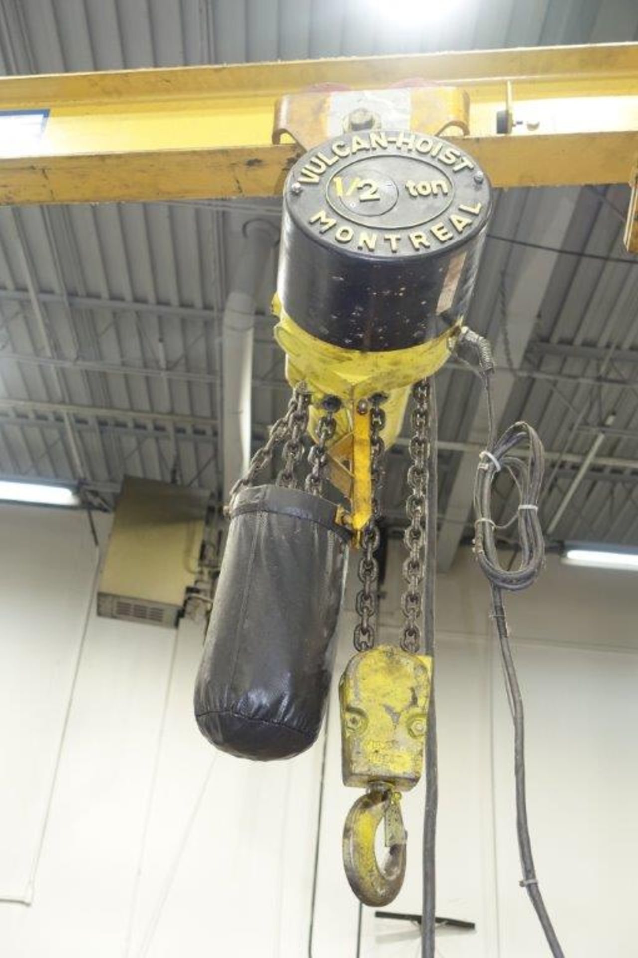 treuil électrique VULCAN 1/2 tonne avec poutre en acier modèle B11010 - Image 3 of 3
