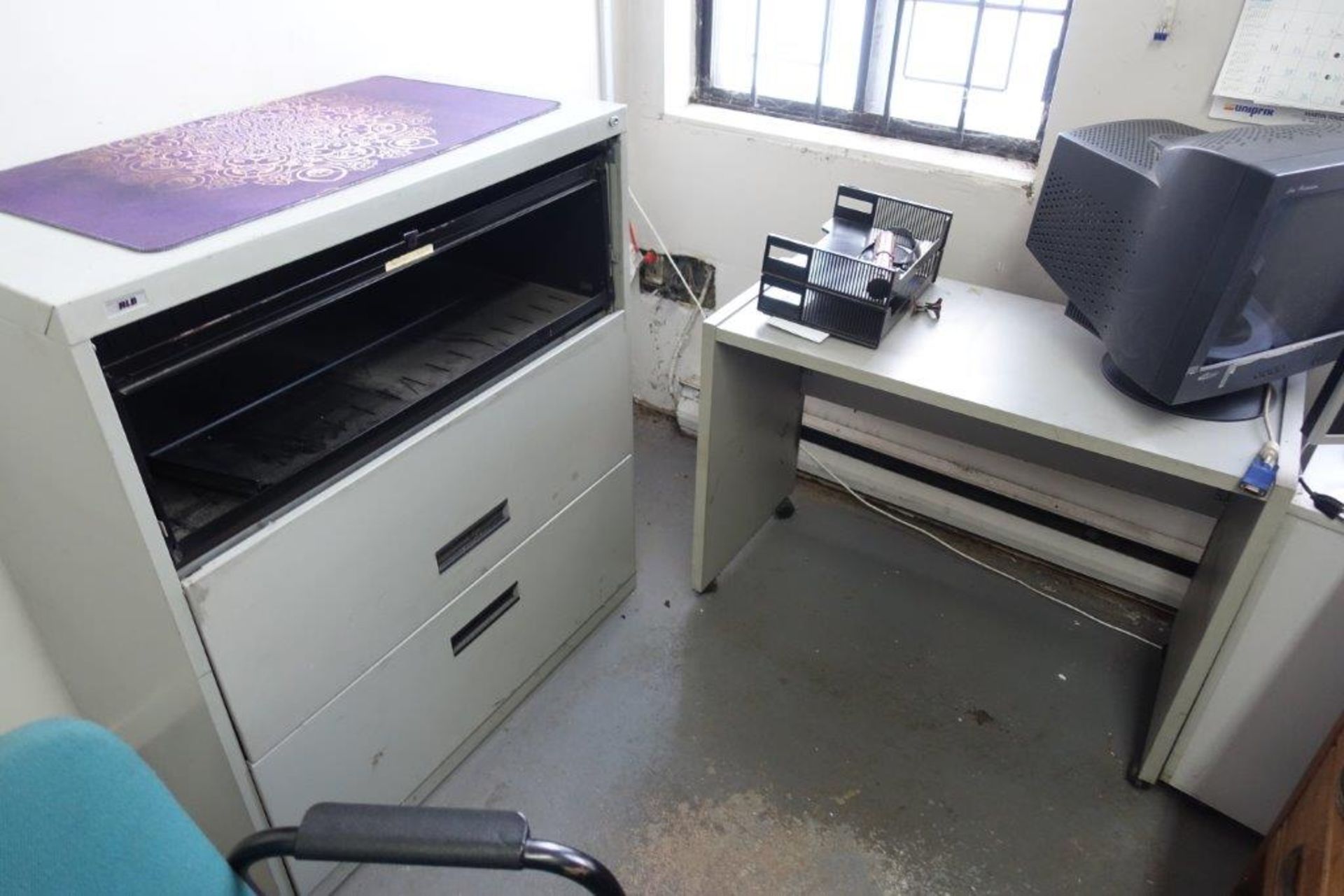 LOT comprenant bureau, classeur, tabouret, imprimante, chaise sur roulettes, armoire en metal 4 - Image 3 of 7