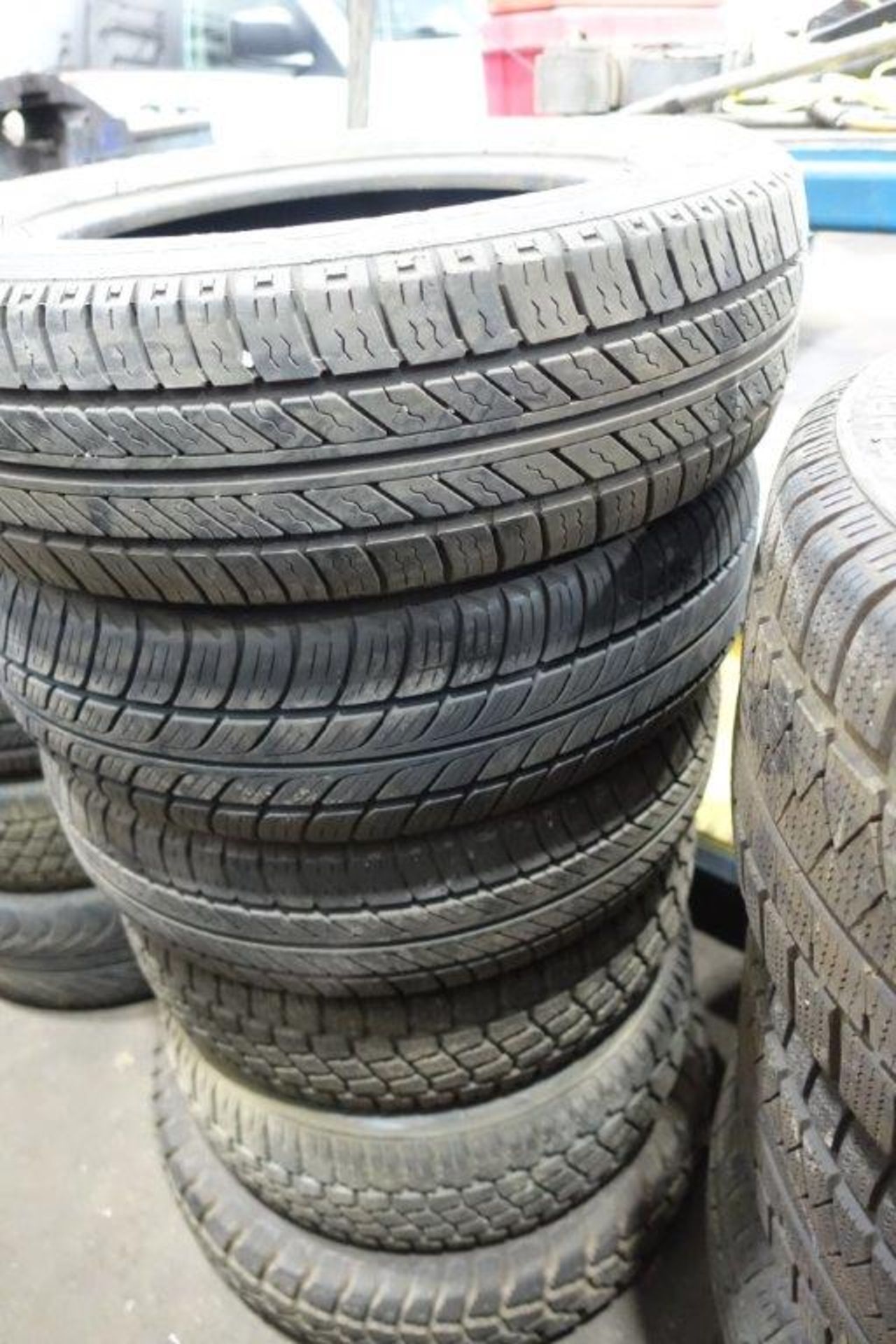 LOT de 27 pneus de dimensions assorties - Image 2 of 5