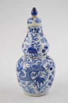19th century Chinese blue and white double gourd vase with lid, 4 character mark to base, 16cm