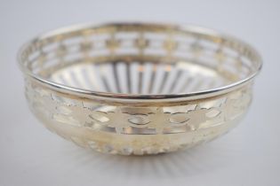 A bonbon dish with fretted design. Sterling silver, hallmarked Birmingham 1967. 54.4 grams. In