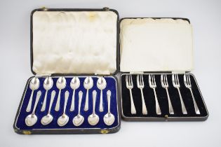 Boxed silver teaspoons together with a set of cake forks with Art Deco style handles, fully