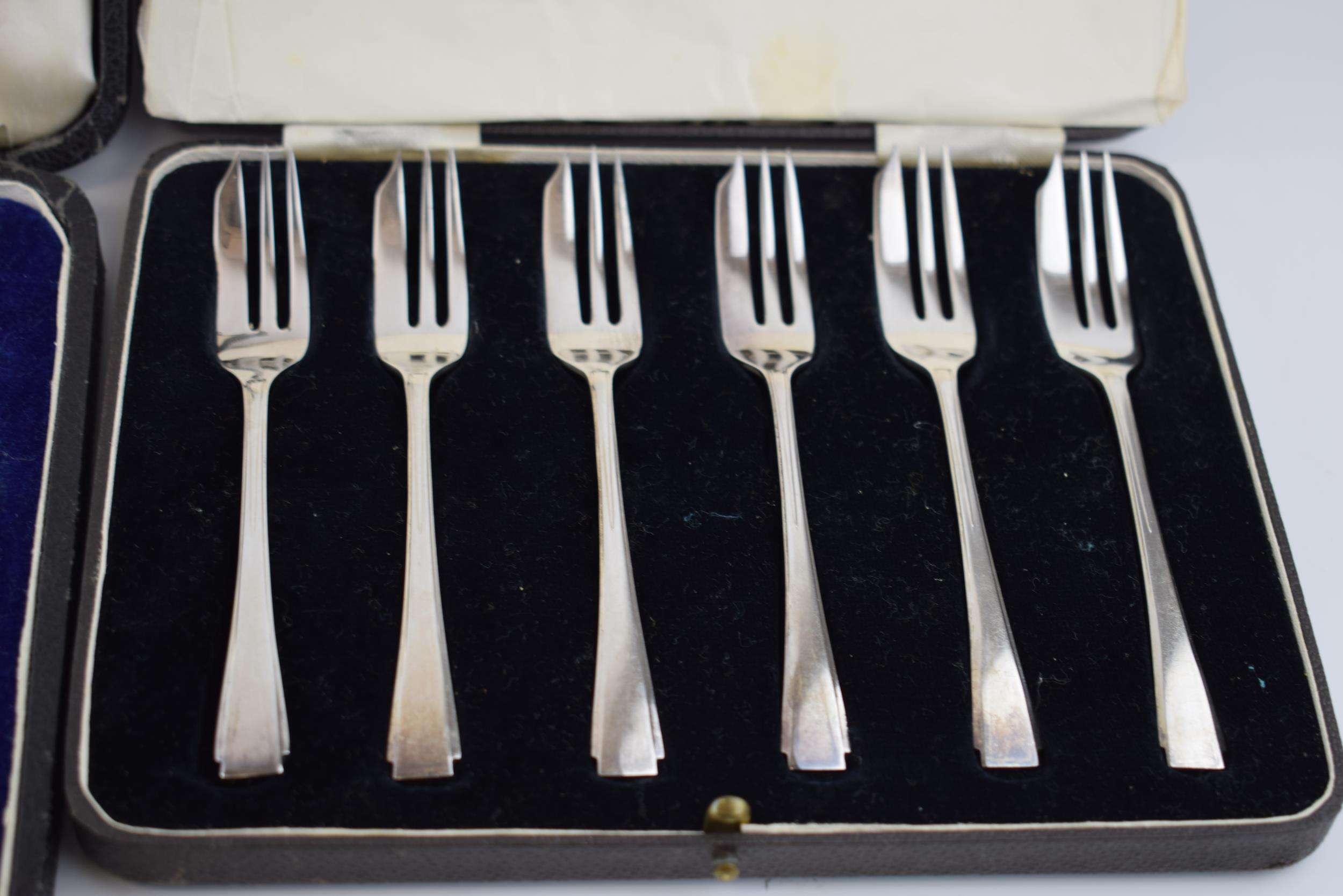 Boxed silver teaspoons together with a set of cake forks with Art Deco style handles, fully - Image 3 of 4