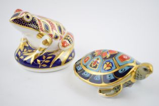 Two Royal Crown Derby paperweights, Frog, decorated in the Imari palate, date code for 1989 (LII)