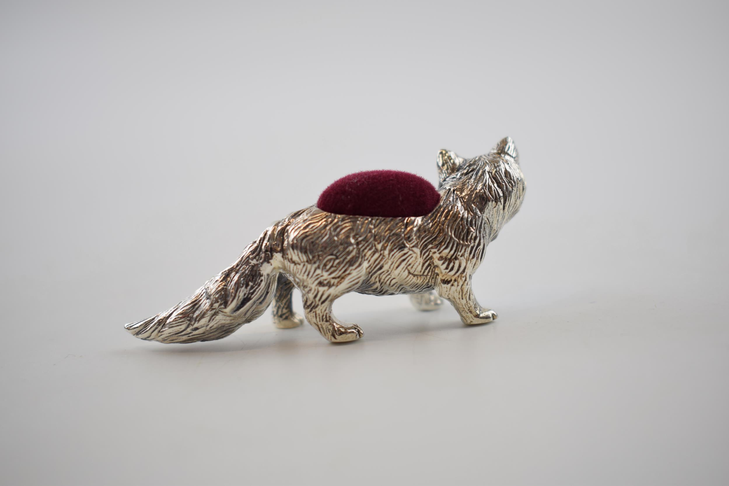 Sterling silver pin cushion in the form of a fox, with red velvet cushion, 6cm long. Modern. - Image 2 of 4