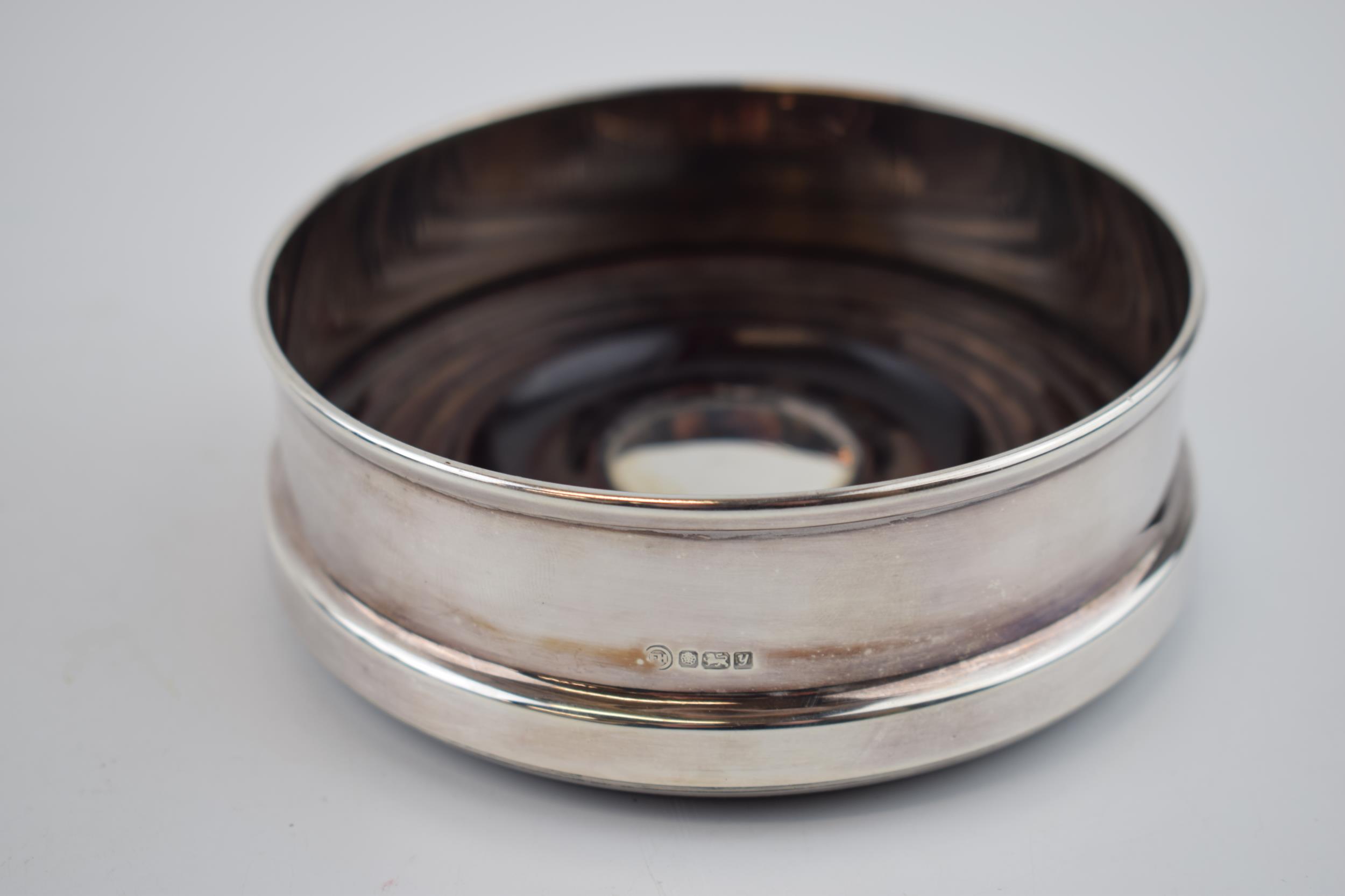 Silver wine coaster with hardwood base. Sheffield 1998. Gross weight 168.5 grams. - Image 2 of 5