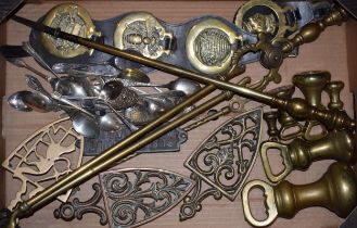 A collection of metalware to include brass weights (upto 7 lb), with trivets and horse brasses,