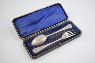 Victorian cased silver spoon and fork, heavily engraved decoration, 61.0 grams, Sheffield 1899.
