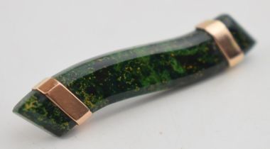 9ct gold bar brooch set with malachite, metal pin, 4.2 grams, 5cm long.