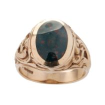 9ct gold ring with ornate shoulder, set with agate, size V, 10.0 grams.