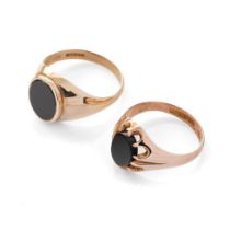 9ct gold gents ring set with onyx, one in ornate clasps in rose gold, size S and W, 7.6 grams (2).