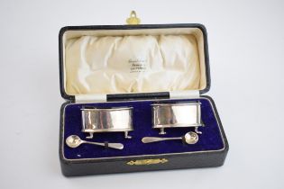 Boxed silver cruet set, London 1923, blue glass liners, 49.7 grams of silver.