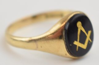 9ct gold ring, with masonic decoration to central onyx, 4.4 grams, size Y.