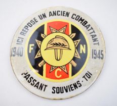 Enamel plaque 1940 - 1945 ICI REPOSE UN ANCIEN COMBATTANT F C N PASSANT SOUVIENS - T01. Diameter