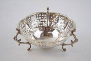 Hallmarked silver sweet dish, on three legs, pierced decoration, 85.7 grams, London 1896, Mappin &