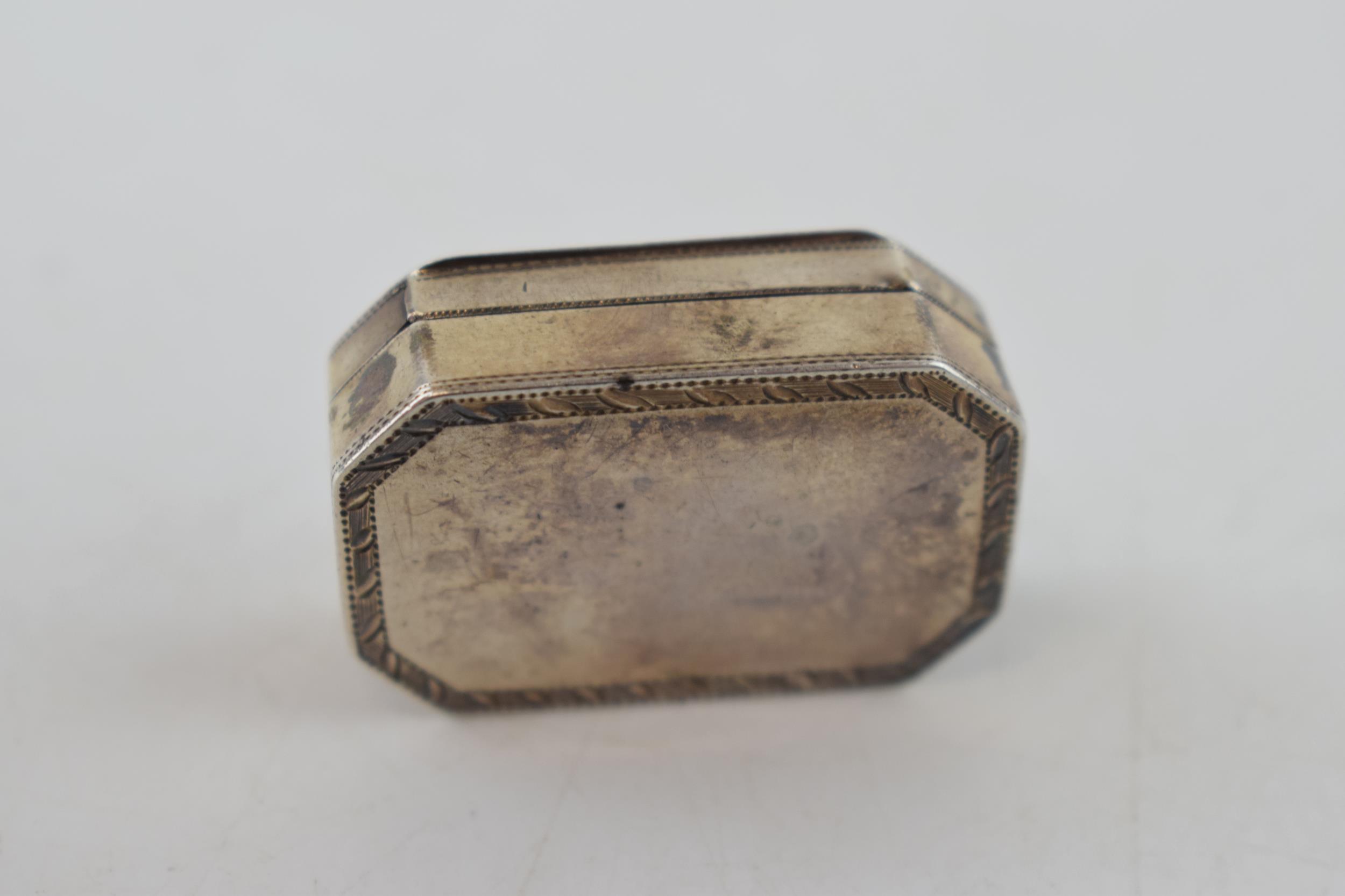 Georgian silver vinaigrette with gilt washed interior, London 1800, 15.6 grams, 3.5cm wide. - Image 3 of 6