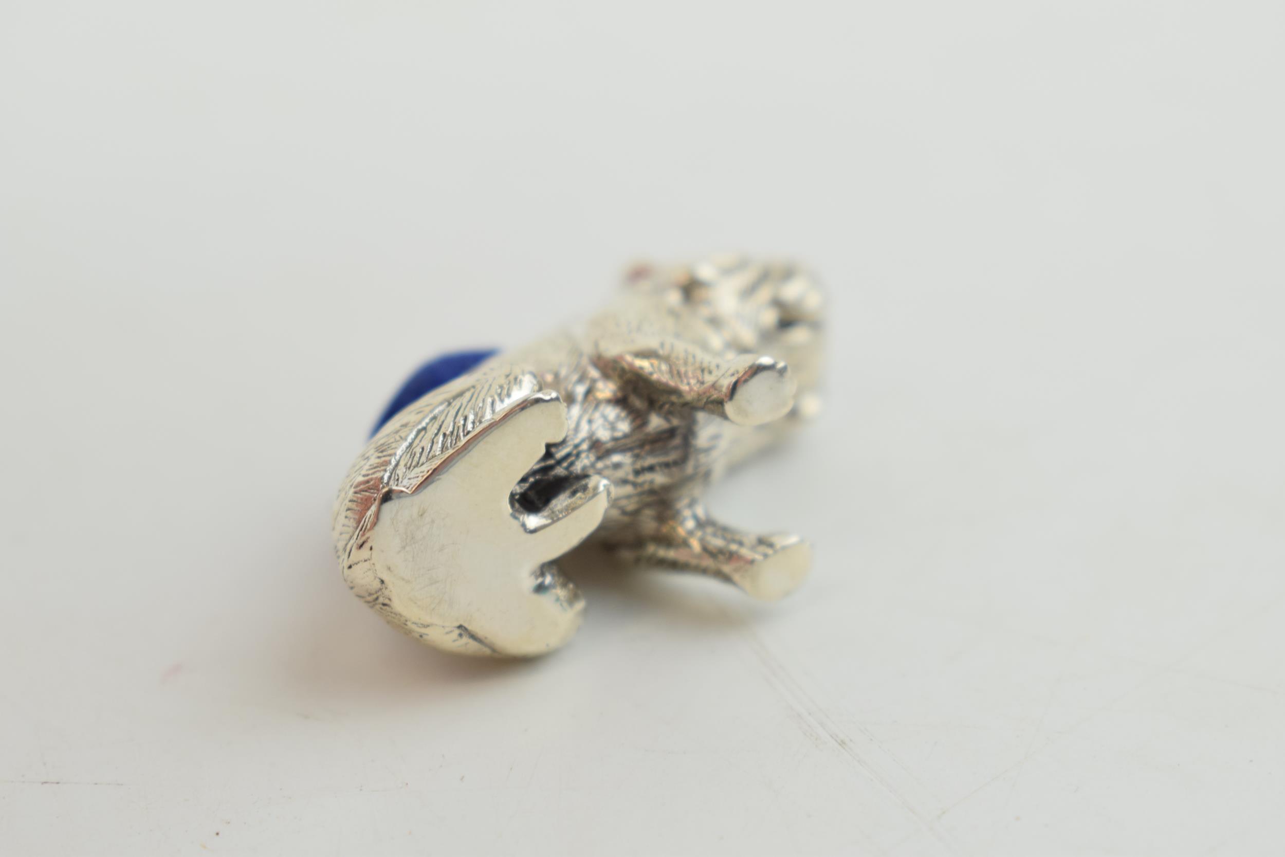 Sterling silver pin cushion in the form of a bulldog, with blue velvet cushion, 30mm wide. Modern. - Image 3 of 3