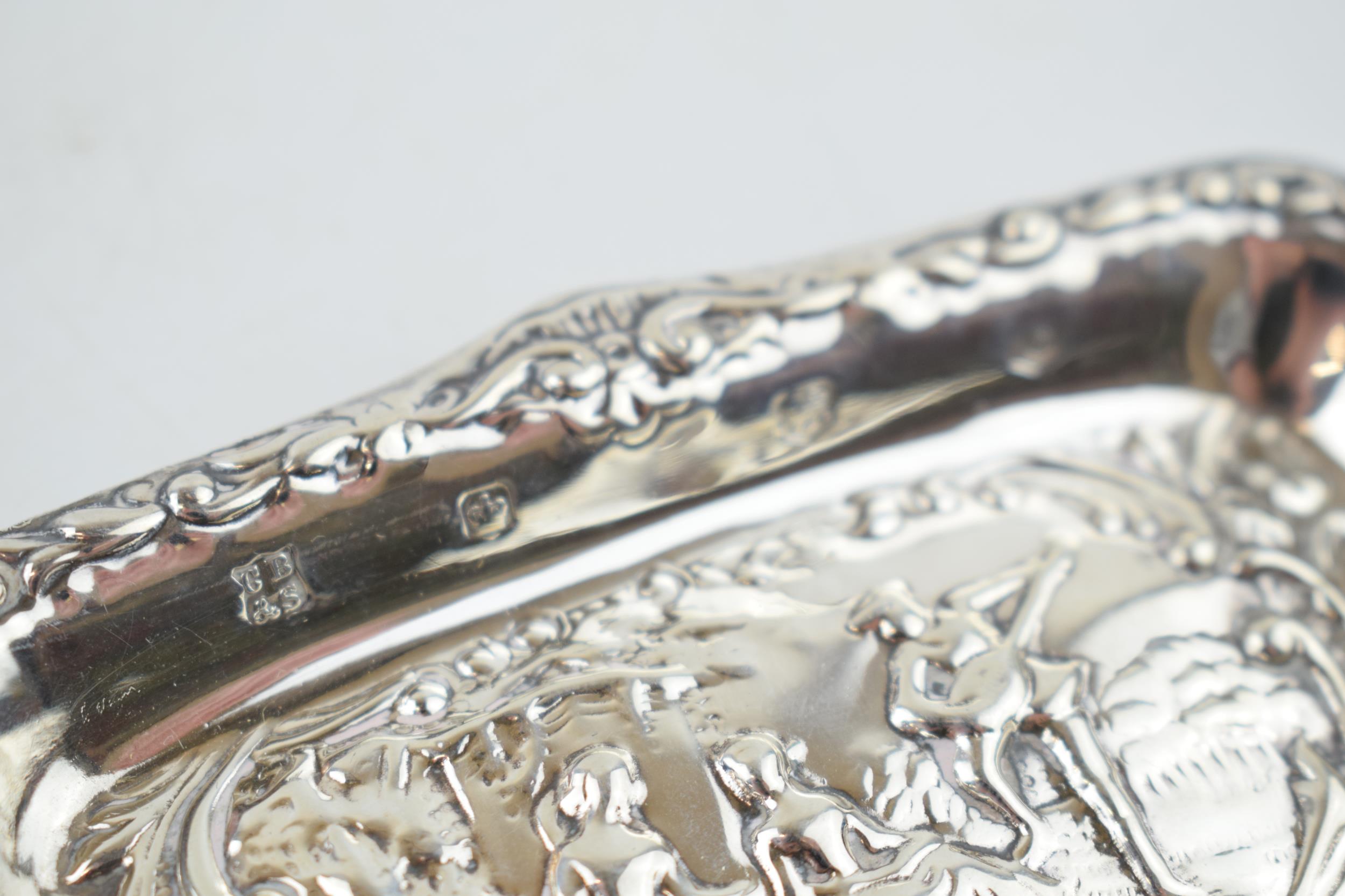 Hallmarked silver heavily embossed pin tray with a romantical scene of a gentleman playing music for - Image 3 of 3