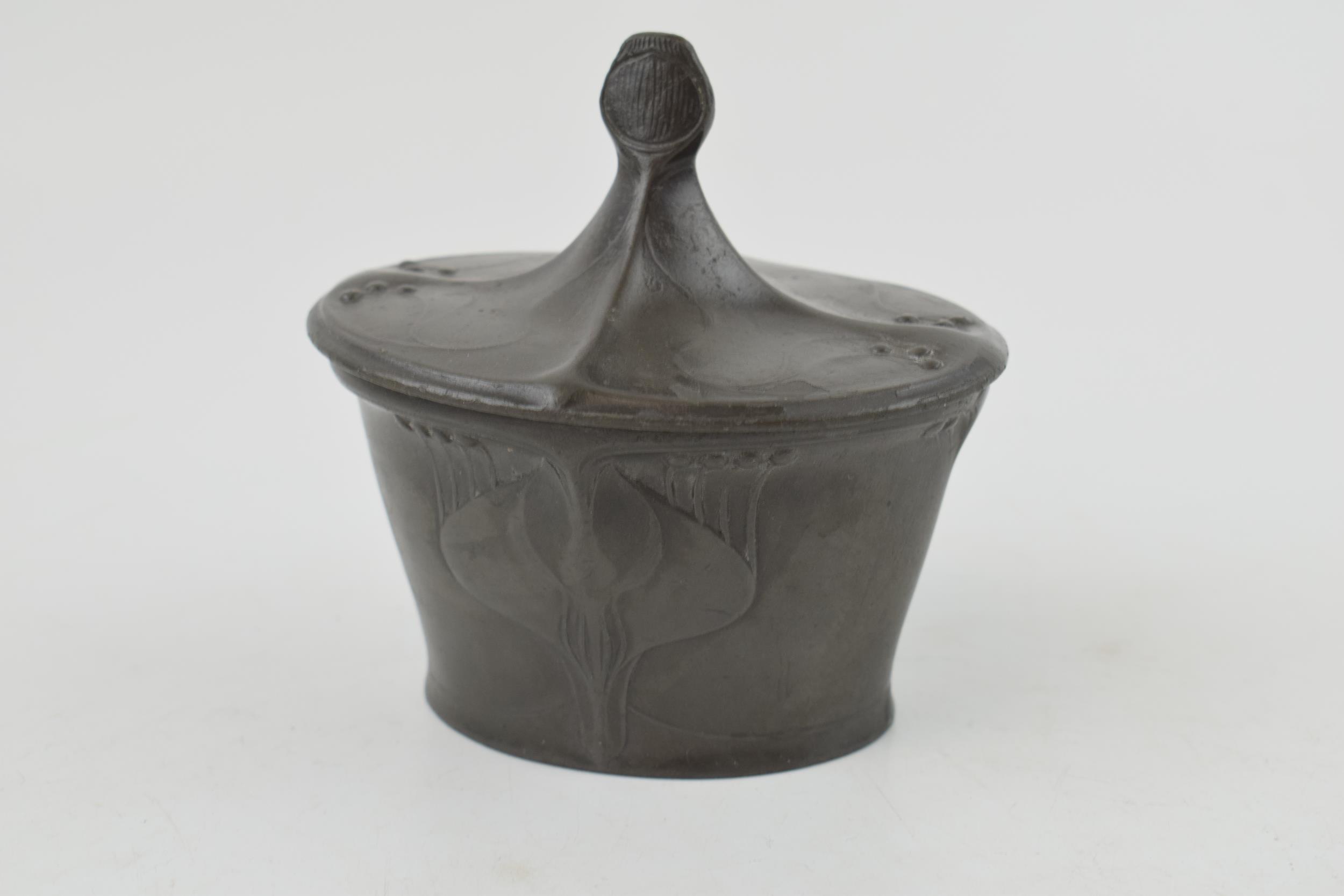 Art Nouveaux lidded pewter pot by "Kayserzinn" 4402. Stylised floral design repeated on lid. - Image 2 of 4