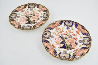 A pair of Derby hand-painted porcelain plates in pattern 383, c. 1880s. 22cm wide. In good