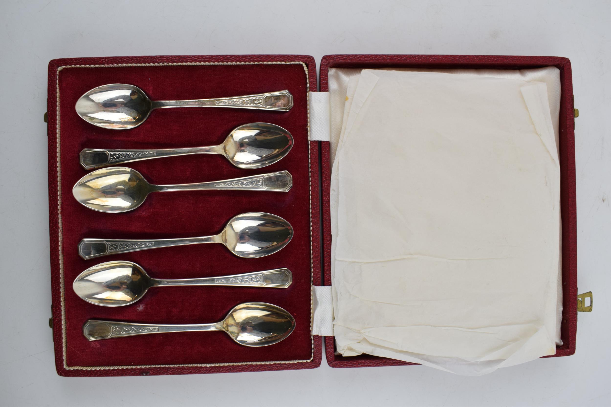 A boxed set of silver spoons hallmarked Sheffield 1935. In red velvet lined case. Weight 72 grams. - Image 2 of 3