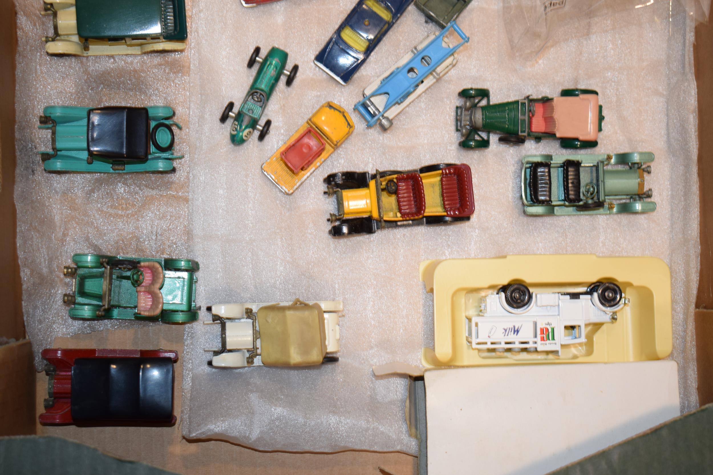 A collection of vintage and contempory model die-cast vehicles to include boxed Lledo and Oxford - Image 2 of 3