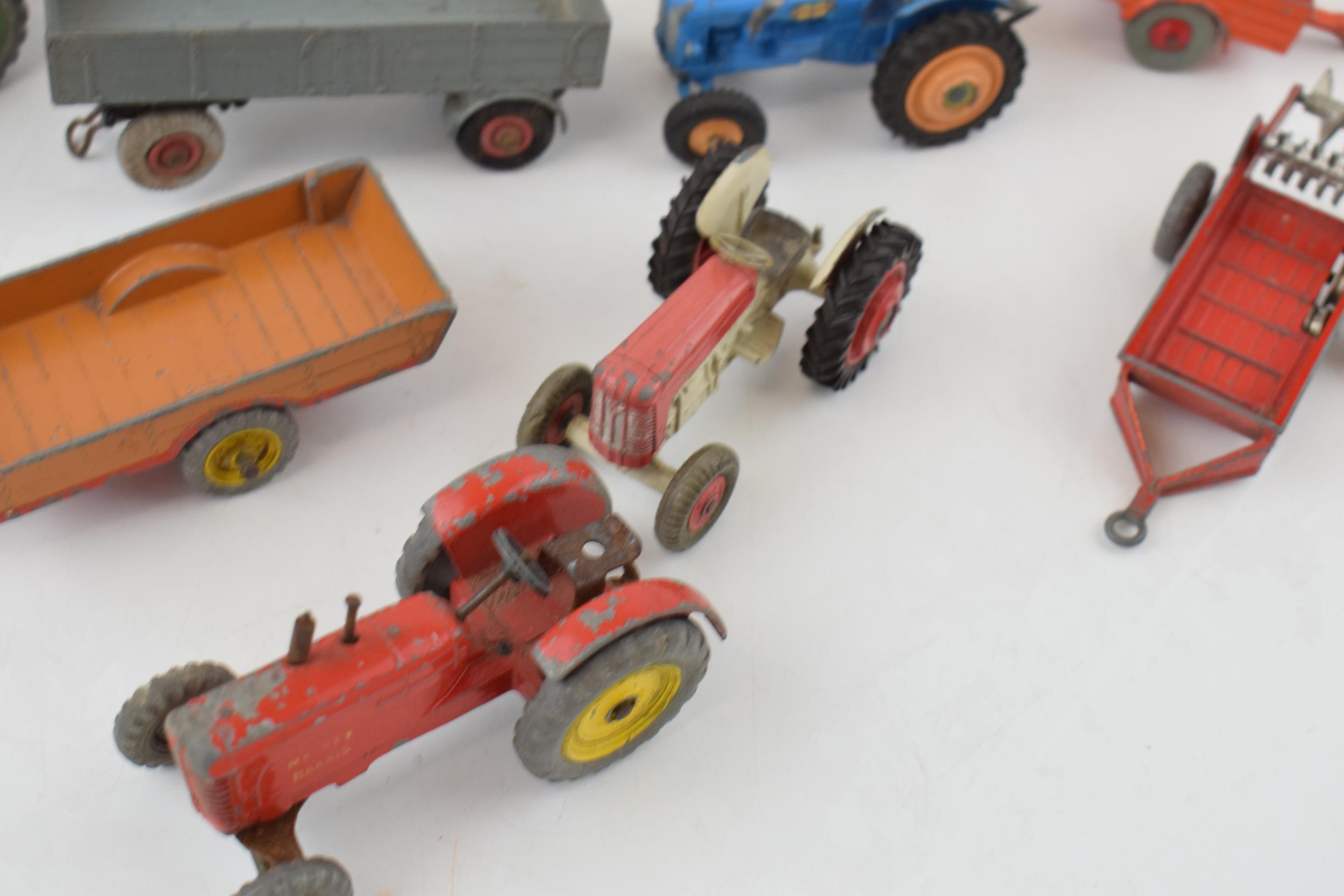 A mixed collection of vintage die-cast toys to include Dinky Toys and Corgi Toys relating to farming - Image 5 of 5