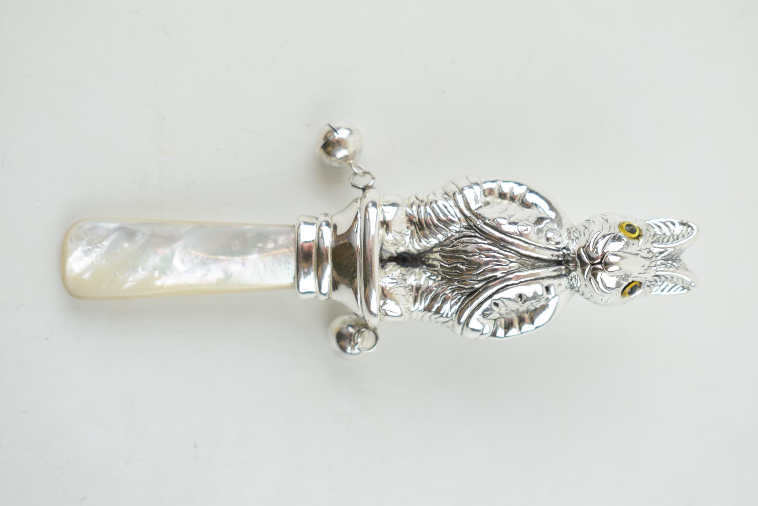 Sterling silver baby rattle, with mother of pearl, in the form of a Beatrix Potter style - Image 4 of 4