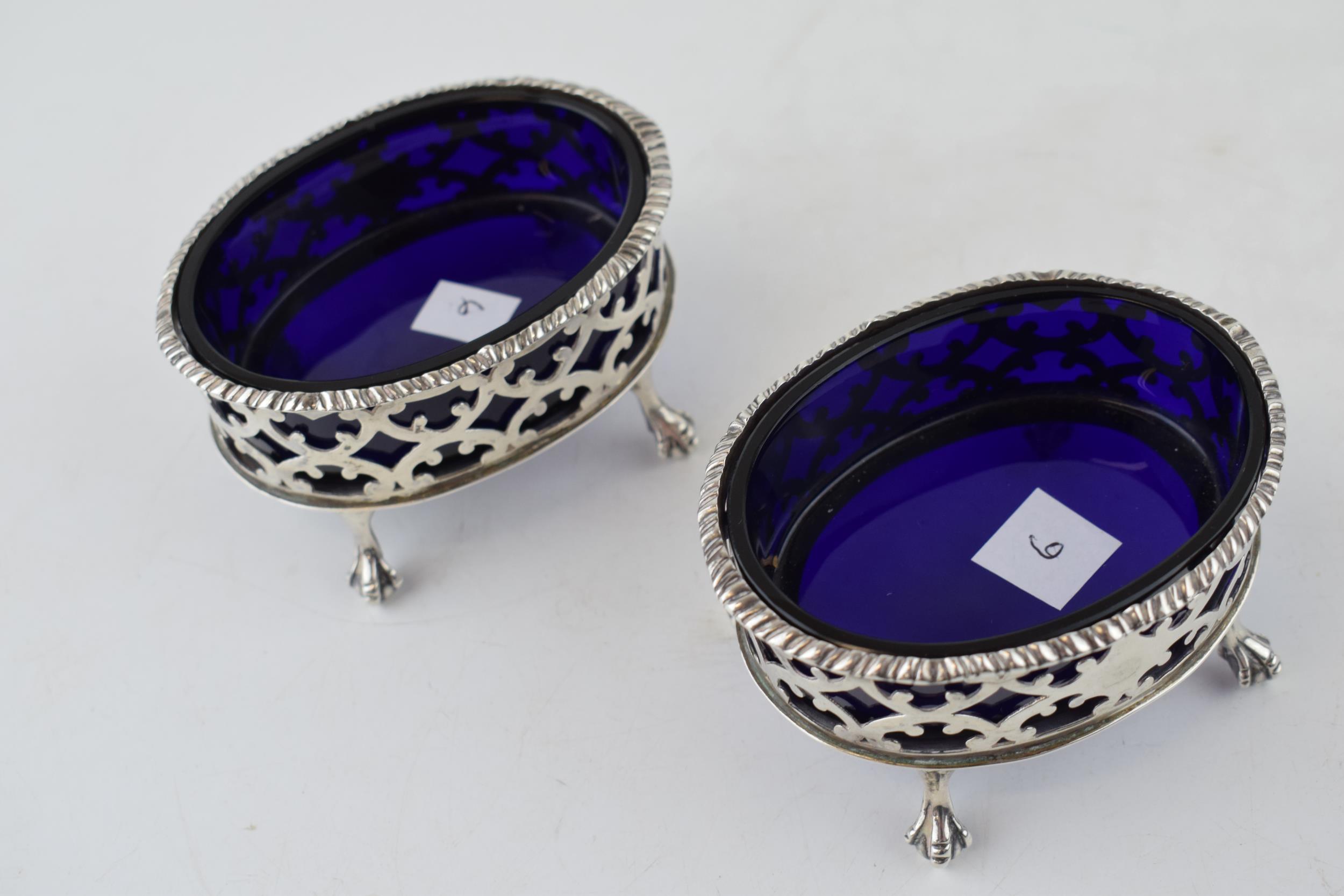 A pair of silver table salts, with blue glass liners, London 1900, 123.7 grams (2). Chips to one - Image 4 of 5