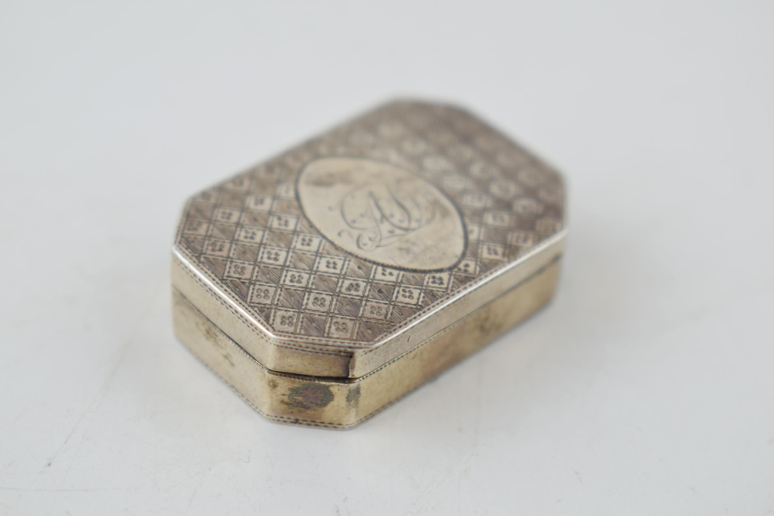 Georgian silver vinaigrette with gilt washed interior, London 1800, 15.6 grams, 3.5cm wide. - Image 2 of 6