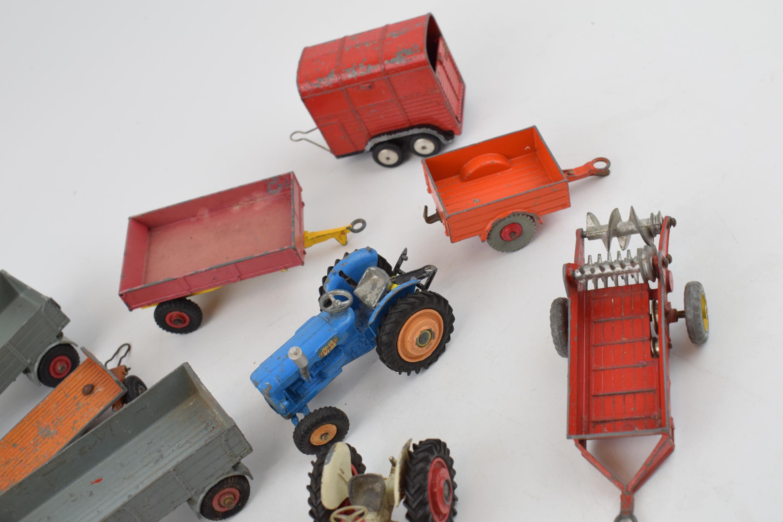 A mixed collection of vintage die-cast toys to include Dinky Toys and Corgi Toys relating to farming - Image 2 of 5