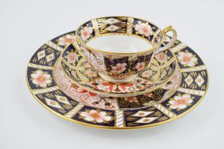 Royal Crown Derby in the 2451 Imari pattern with 21cm diameter plate (3). In good condition with