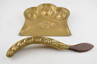Art Nouveaux brass crumb tray with original brush. 24cm x 23cm. In good original antique condition.