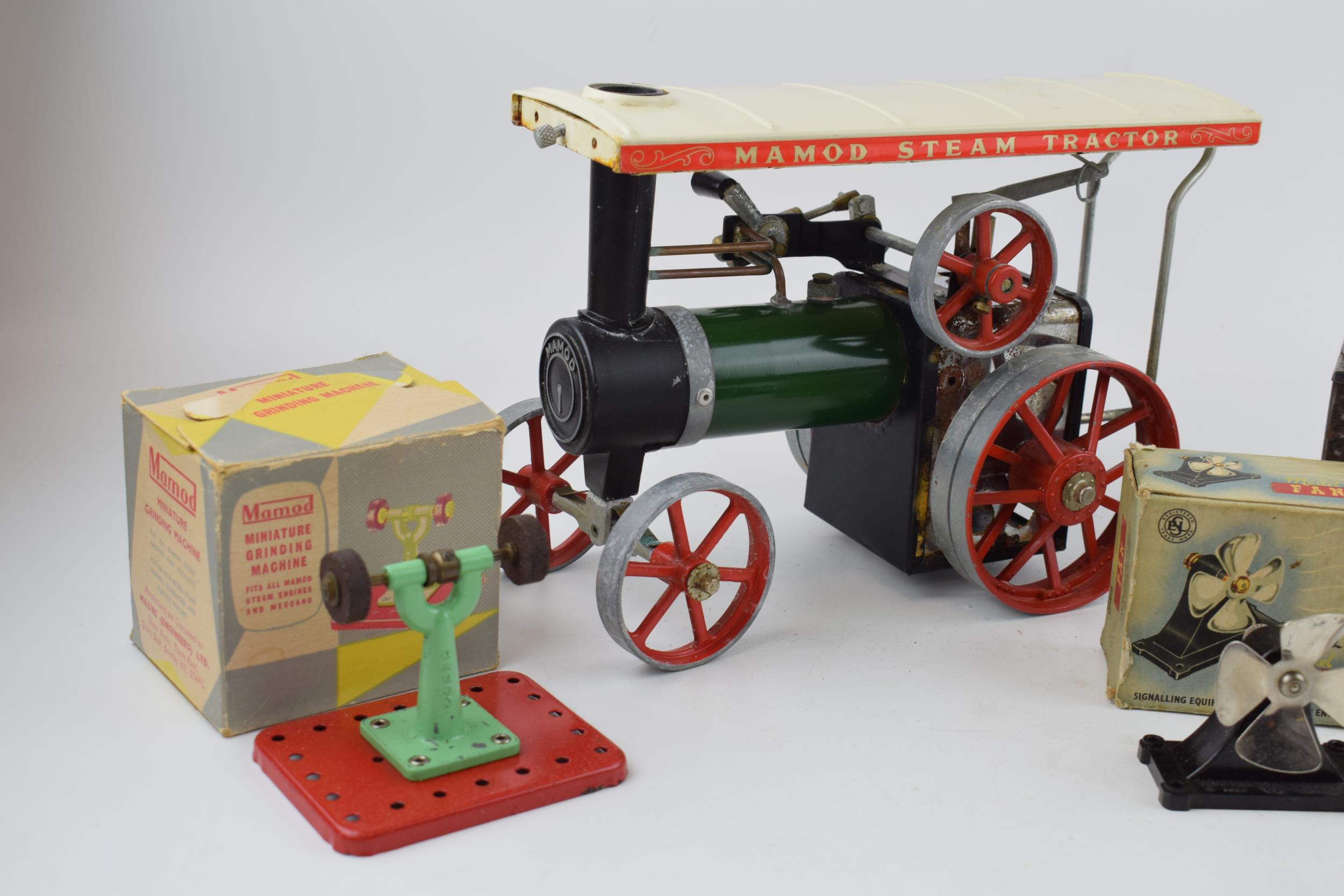 A Mamod TE 1A Traction Engine, live steam vintage toy together with boxed Mamod Miniature Grinding - Image 3 of 3