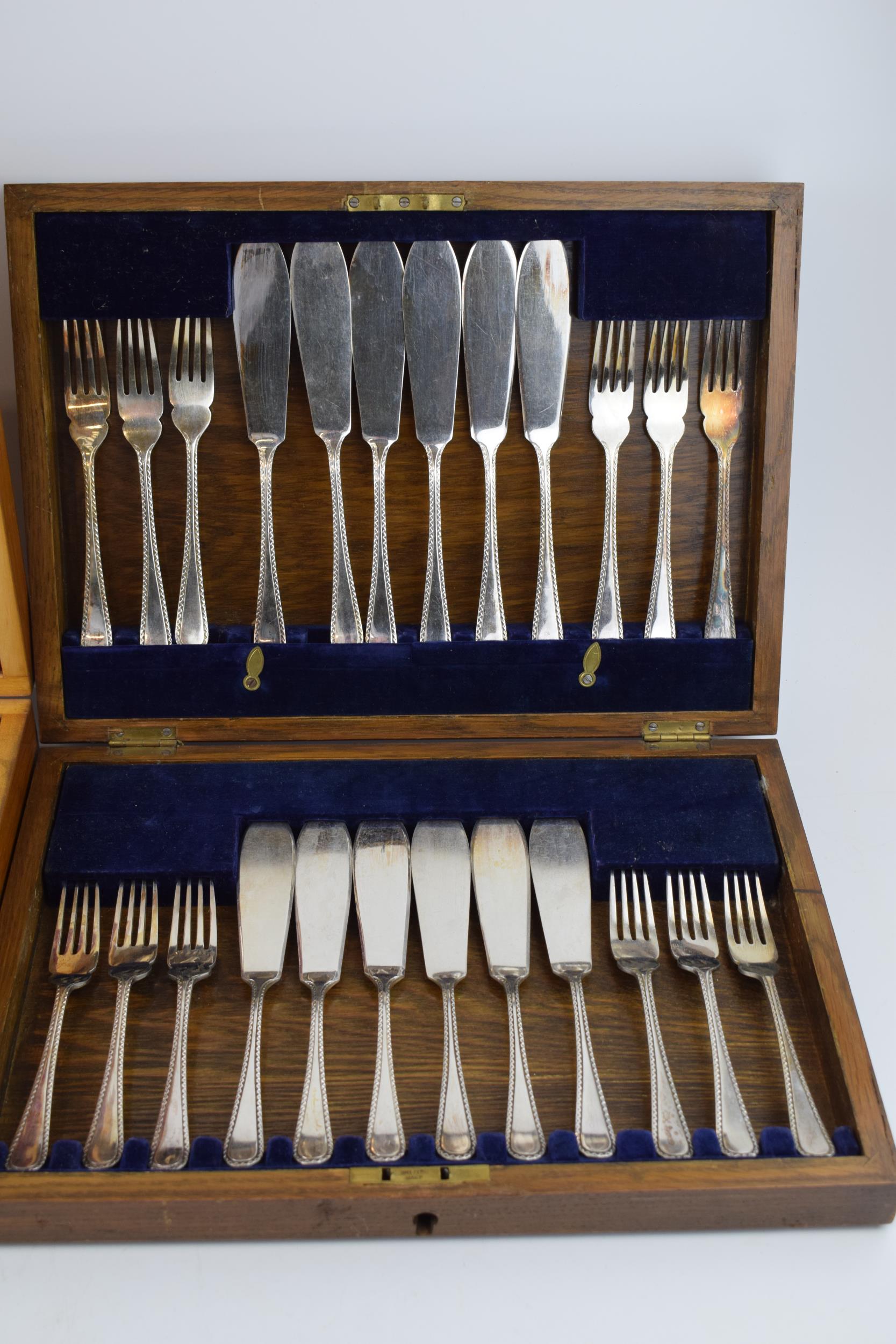 2 boxed canteen sets of silver plated cutlery sets in wooden fitted boxes, both complete (2). - Image 3 of 3