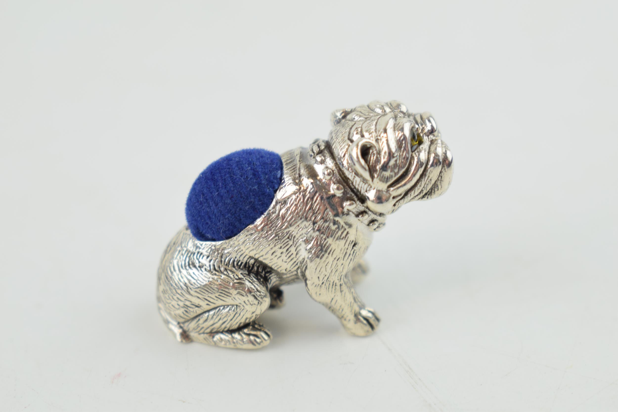 Sterling silver pin cushion in the form of a bulldog, with blue velvet cushion, 30mm wide. Modern. - Image 2 of 3